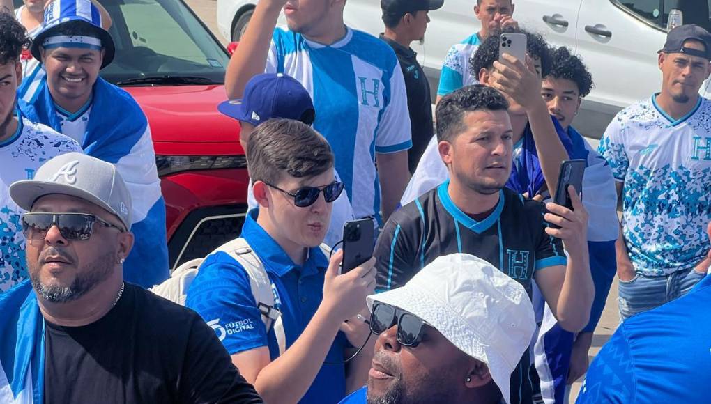 ¡Una fiesta! Así vivieron los aficionados catrachos el ambiente antes del gran duelo. 