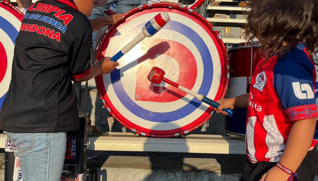 Los niños están adornando las gradas del Boveniri Stadium.