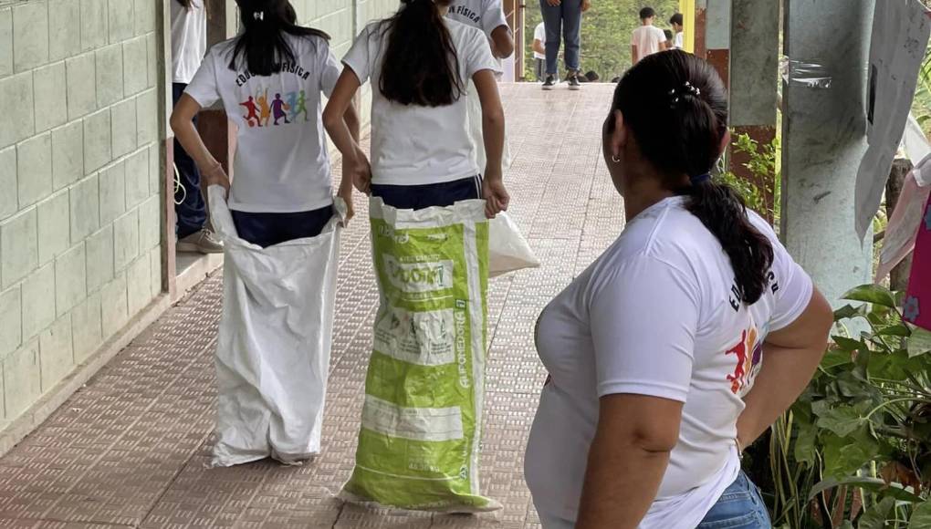 Las carreras en sacos también eran populares, en especial en las competencias que se realizaban en los centros educativos.