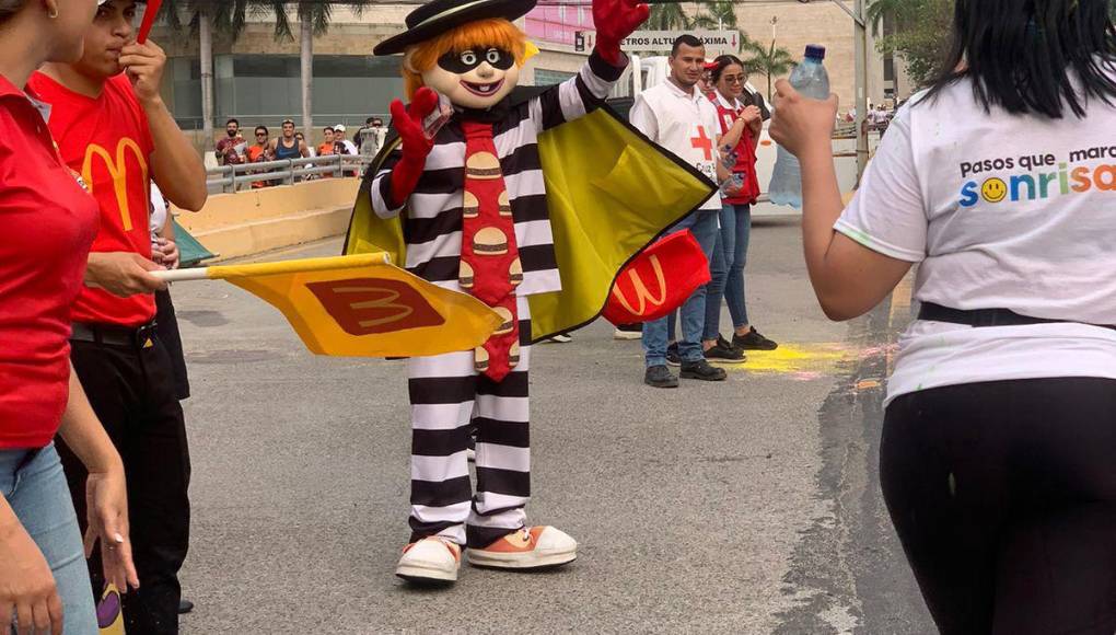 Mientras que McDonald’s llevó alegría a los niños regalando juguetes. 