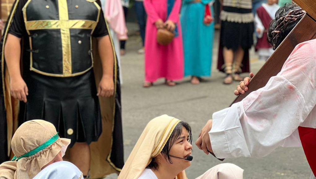 El evangelio de Lucas relata que Jesús les dijo “Mujeres de Jerusalén, no lloren por mí, sino por ustedes mismas y por sus hijos. Porque vendrán días en que se dirá: ‘Dichosas las que no pueden tener hijos, las mujeres que no dieron a luz ni tuvieron hijos que criar’. Entonces comenzará la gente a decir a los montes: ‘¡Caigan sobre nosotros!’, y a las colinas: ‘¡Escóndannos!’ Porque si con el árbol verde hacen todo esto, ¿qué no harán con el seco?