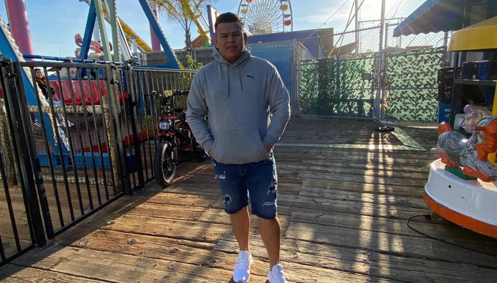 “Sucedió cuando ya nos iban a entregar a migración, estábamos en la mera frontera y viajamos unas 18 familias en una van (vehículo) y cuando íbamos por una calle solitaria de repente el chofer nos dijo que nos venían siguiendo y entonces aceleró el carro. El terreno era tipo gravín y el auto se deslizó, se hizo a un lado de la carretera y nos fuimos a estrellar a un árbol. Yo iba con mi hijo en mis brazos y por poco también nos dimos vuelta, mi esposa iba bien agarrada. Ahí es Dios quien nos cubre, nunca me ha dejado de la mano. En ese momento fue Dios quien nos cuidó en ese accidente”, rememora Kevin Espinoza.