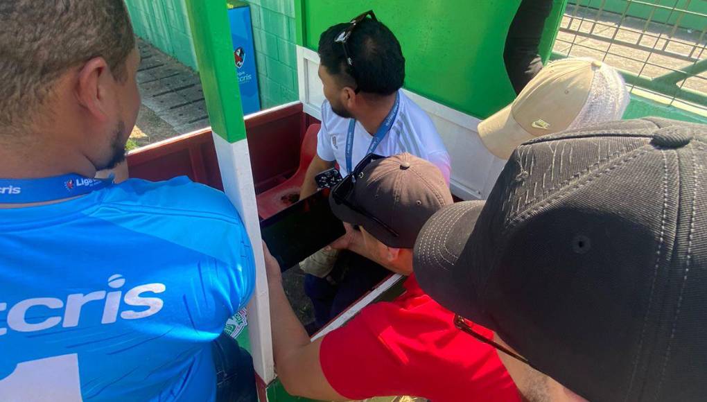 Staff del clásico en el Yankel Rosenthal estaba atento a la transmisión del partido de la Champions.