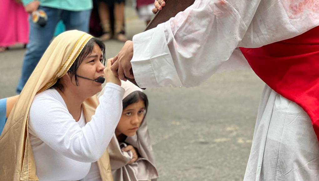 Muerte en la cruz: Medita sobre su sacrificio por la humanidad. Bajado de la cruz y colocado en los brazos de María: Reflexiona sobre la tristeza de María al sostener a su Hijo muerto. Sepultura: Contempla su descanso en la tumba.