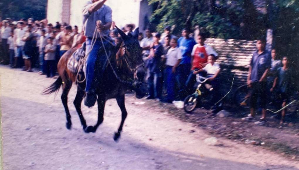 Aunque no son una juego como tal, las carreras de cinta forman parte de las tradiciones hondureñas, en especial de las ferias patronales.