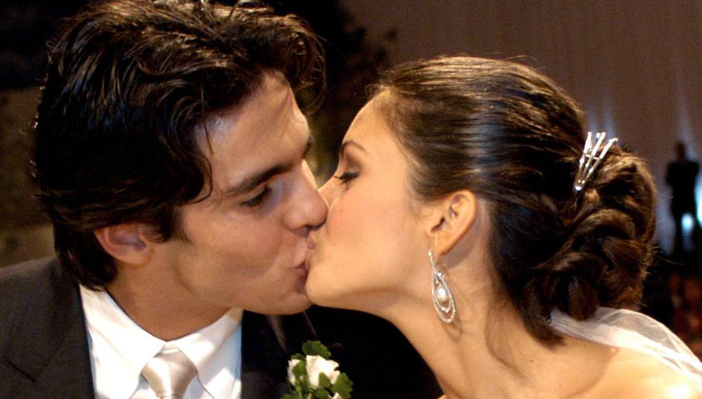 En 2007, Kaká hizo unas reveladoras confesiones sobre su relación con su exesposa Caroline Celico: llegó virgen al matrimonio, al igual que la hoy influencer brasileña. “Mi mujer y yo elegimos llegar castos al matrimonio. La Biblia enseña que el verdadero amor se alcanza solo con la boda, con el intercambio de sangre, el que la mujer pierde con la virginidad”, explicó.