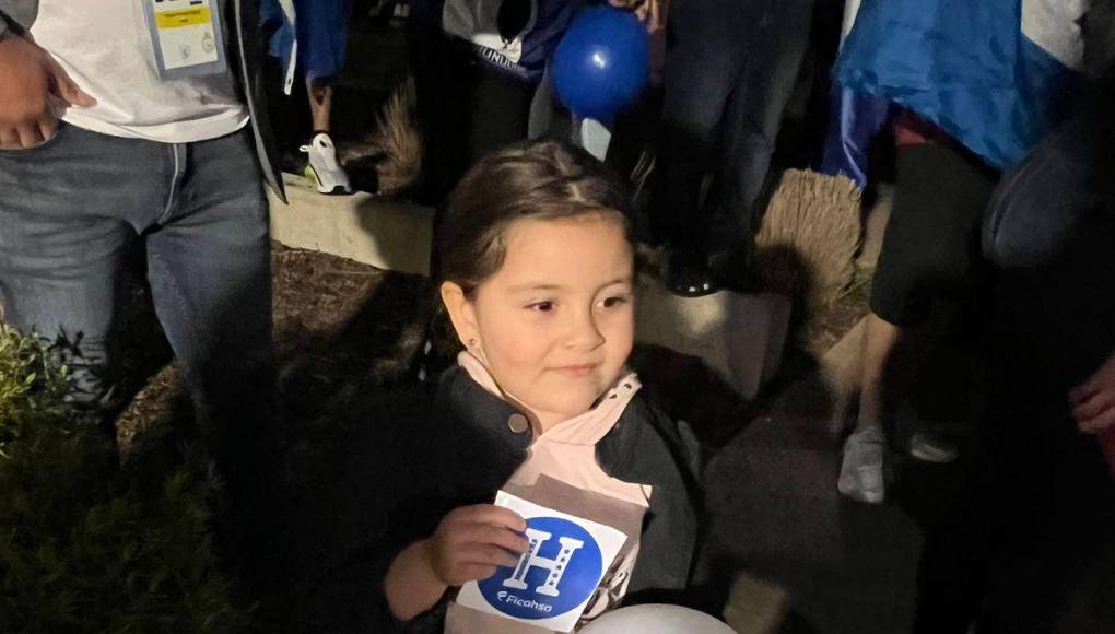 Hasta los más pequeños estuvieron presentes para apoyar a la Bicolor previo a la gran batalla. 