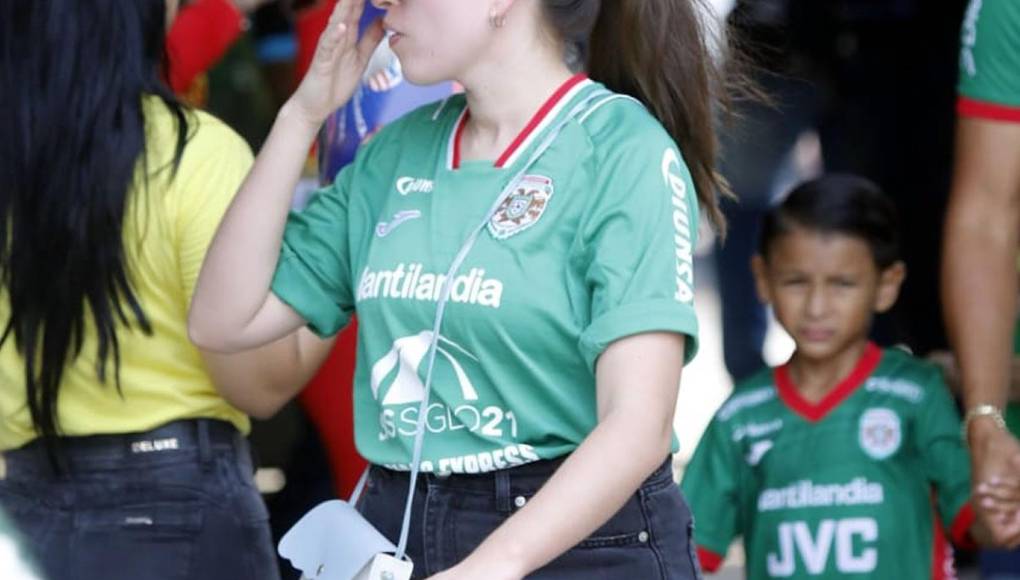 Bellas chicas y la fiesta del Yankel: ambientazo en el Marathón vs Génesis