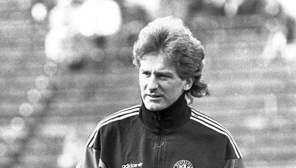 El joven talento formó parte del equipo alemán que ganó el Campeonato de Europa y luego se mudó a Stuttgart por una tarifa récord.