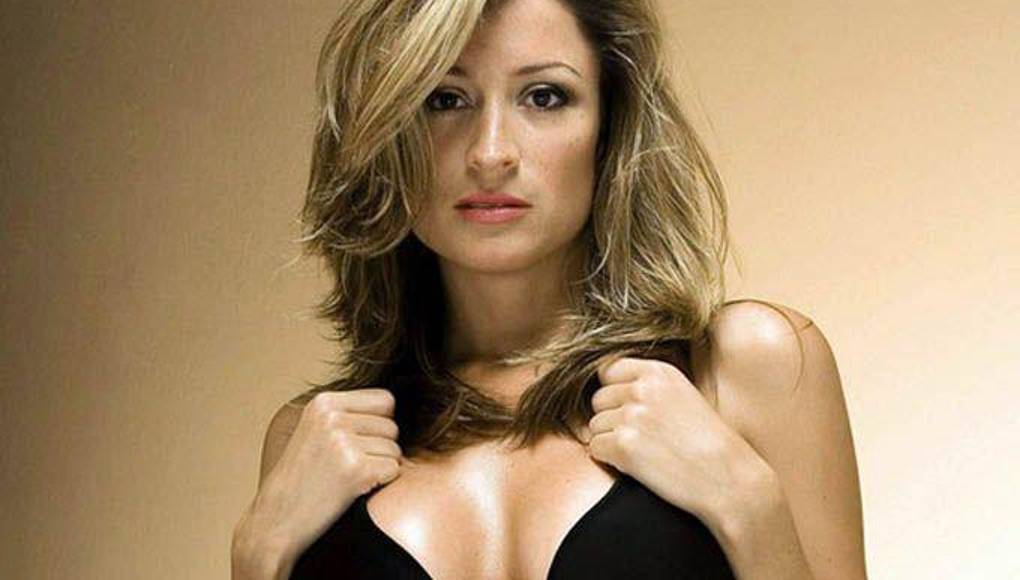 Rebecca Loos solía ser la asistente personal de David Beckham durante su matrimonio con su actual esposa, Victoria Beckham. Aquellos que crecieron a principios de la década de 2000 recordarán uno de los mayores escándalos de la cultura pop de la década: el supuesto romance de David con Rebecca Loos, que alguna vez se llamó sí misma la doble de acción de David Beckham.