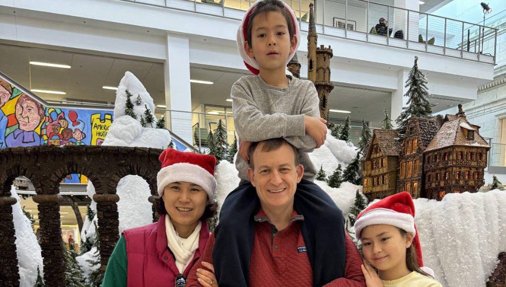 “Mis disculpas... Lo siento... Disculpen... Lo siento”, repetía Kelly ante el entrevistador. El momento fue compartido por la BBC News y se viralizó de inmediato en redes.