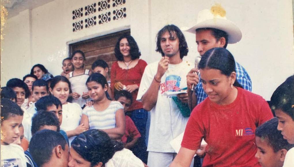 Y no podían faltar las madrinas, quienes daban un beso en la mejilla o entregaban una pañoleta como recompensa a los ganadores. 