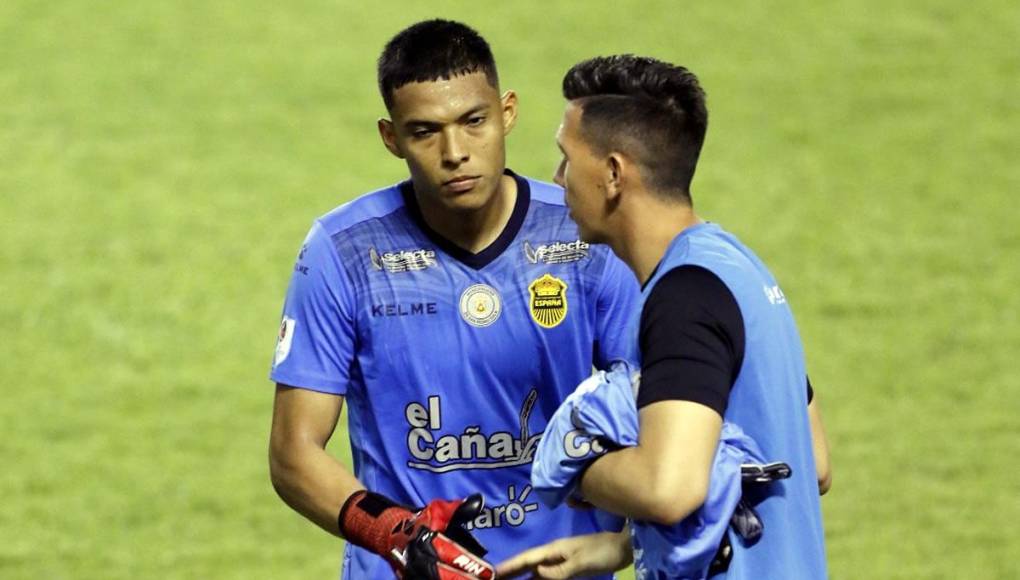 Michael Perelló felicitó a su compañero Onan Rodríguez tras el final del primer tiempo.