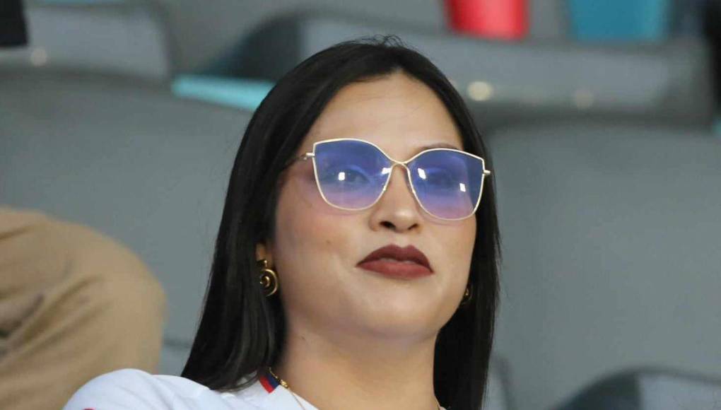 Las aficionadas de Olimpia también enamoraron en las graderías del Nacional.