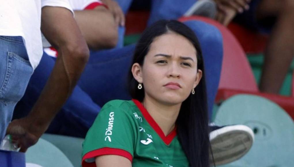 El Marathón contó con el apoyo de sus bellas aficionadas en el Yankel ante la Real Sociedad.