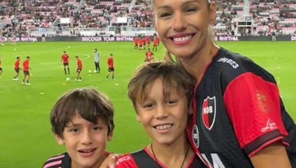 Pampita se dejó ver en compañía de dos de sus hijos en un sector del estadio y optó por identificarse con los colores de Newell’s, ya que se colocó una camiseta de la institución rosarina como parte del vestuario elegido para apreciar los mejores movimientos del 10 al interior de la cancha.