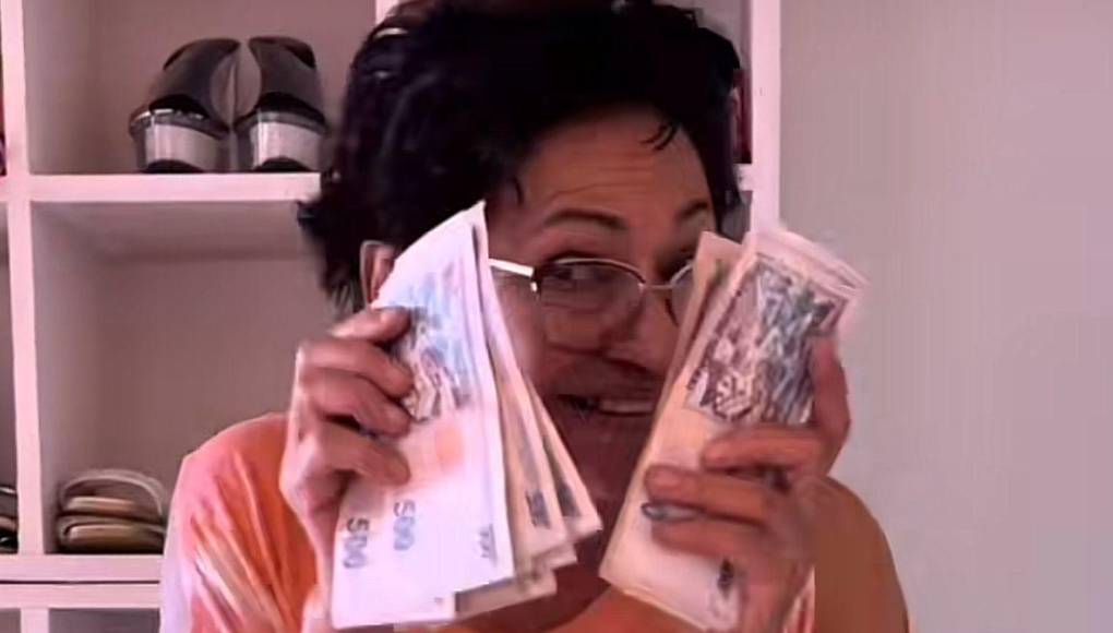 Recientemente reveló que su quincena completa se la regala a su madre para que gaste el dinero en lo que ella quiera. 