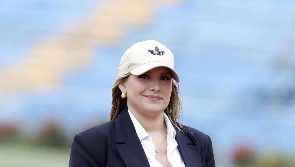 La guapa Tanya Rodríguez, reportera de campo de TVC, durante el juego entre Real España y Olancho FC.