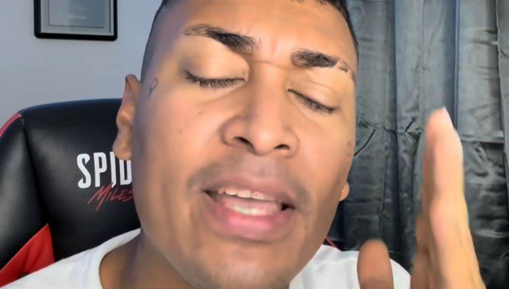 Tras las críticas Supremo no se quedó callado y saltó en defensa de su novia escribiendo: “Ahora todos son respetuosos a los símbolos patrios? Si son doble cara, ni se saben el himno y están con pases”. 