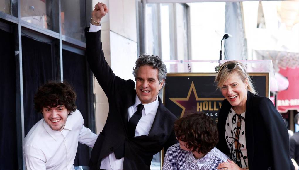 El actor Mark Ruffalo con notable alegría develó su estrella en el famoso Paseo de la Fama.