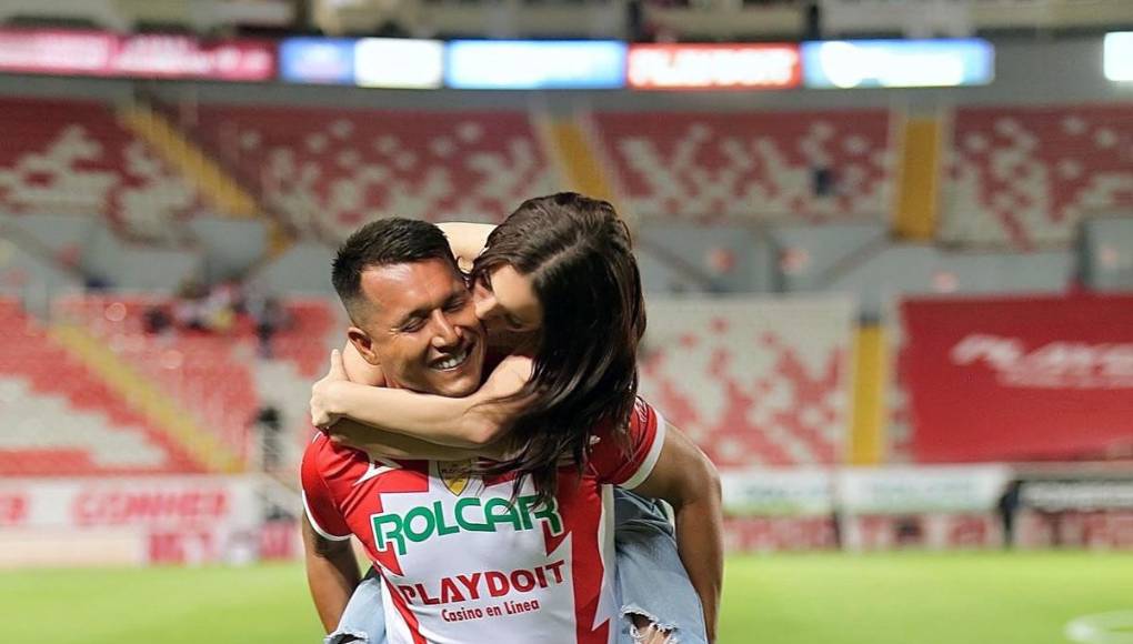 En septiembre del 2023 la propia jugadora hizo público el noviazgo a través de sus redes sociales: “Orgullosa de llamarte mío”. La pareja se conoció cuando ella militaba con las Centinelas.