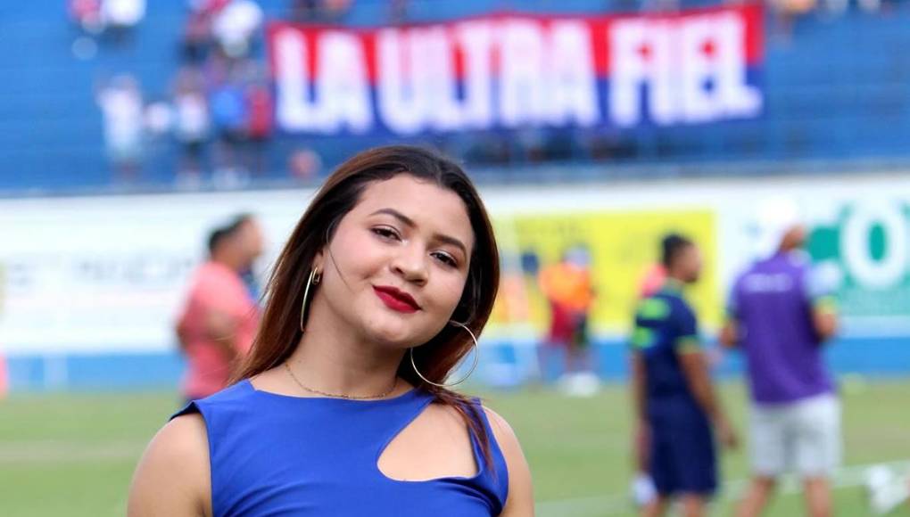 Otra joven modelo que asistió al estadio con uno de los patrocinadores del Olancho FC.