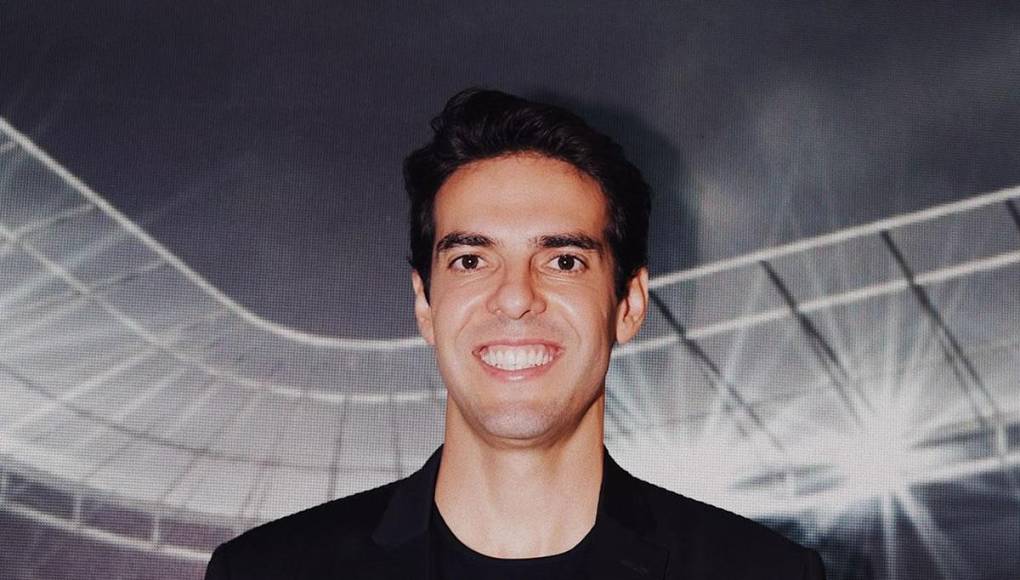 Kaká a lo largo de su carrera fue ejemplo dentro y fuera de los terrenos de juego sin duda alguna. En su brillante palmarés destaca la obtención de la Champions League con el Milán en 2007, la Copa del Mundo de la FIFA en 2002 y el título de LaLiga con Real Madrid en 2012.