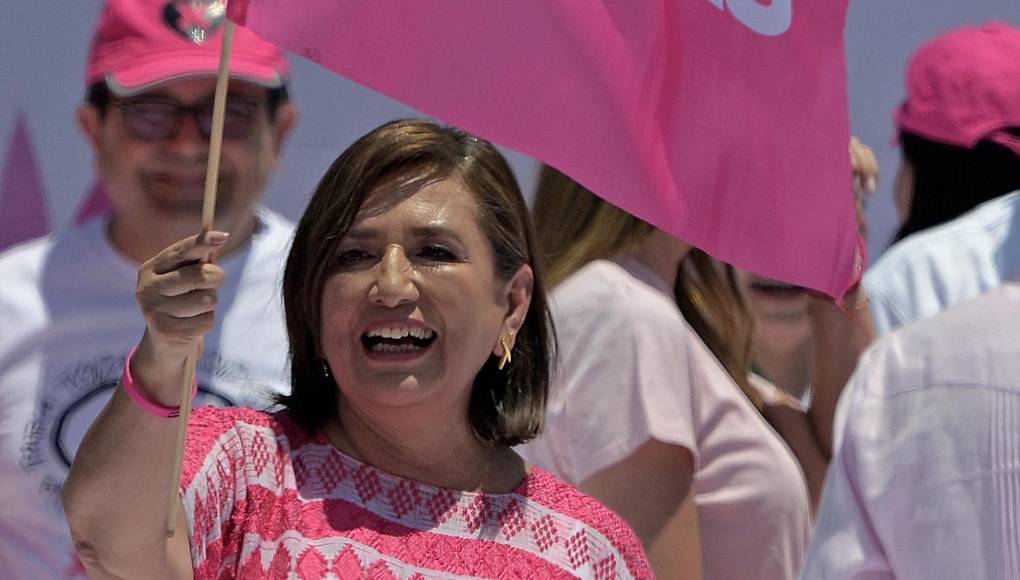 Mexico's opposition presidential candidate Xochitl Galvez, of the Fuerza y Corazon por Mexico coalition party, waves a flag during a campaign rally ahead of the national elections at Zocalo Square in Mexico City on May 19, 2024. (Photo by CARL DE SOUZA / AFP)
