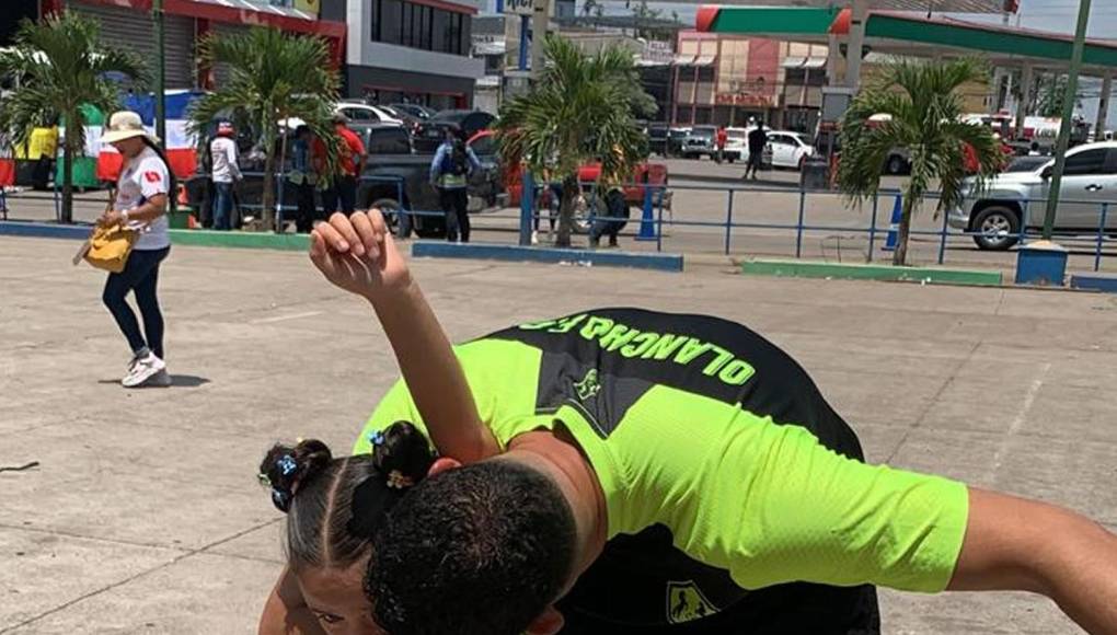 El portero del Olancho FC, Harold Fonseca, llegó al estadio acompañado de su hija. Linda imagen.