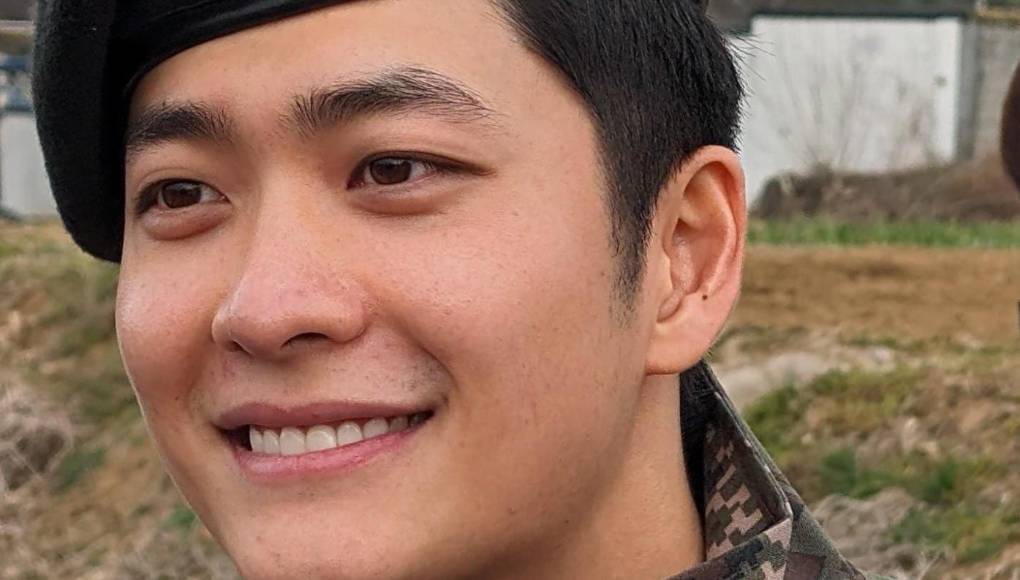 Con gratitud y asombro el popular actor, recibió las cálidas atenciones de un grupo de seguidoras que estaban esperándolo a su salida del regimiento donde se encontraba. 