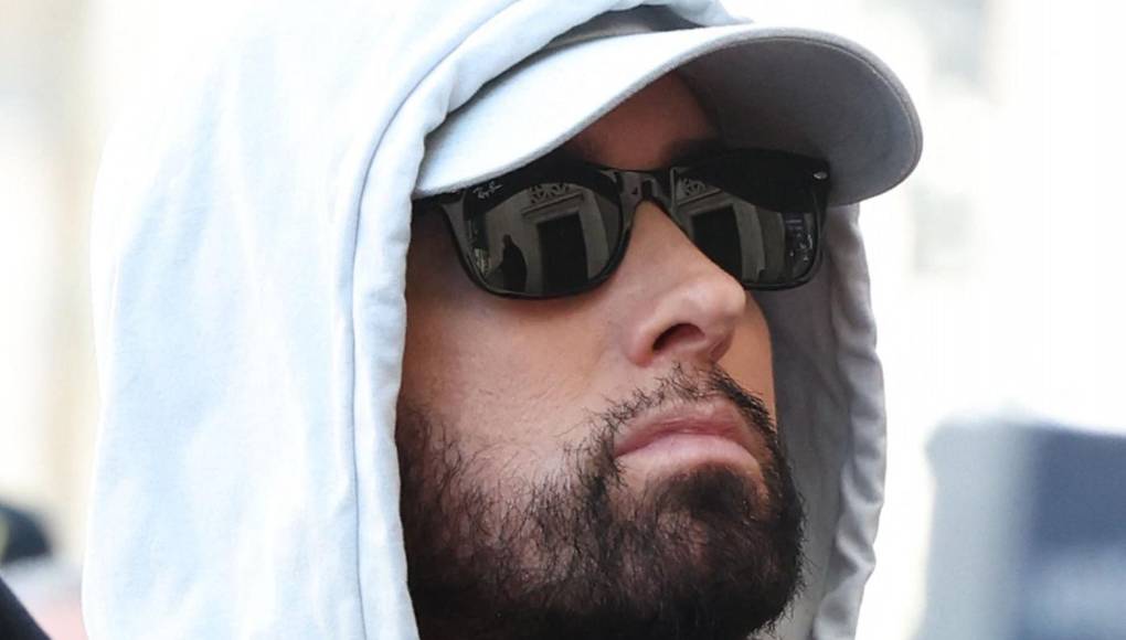 Recién salido de la ceremonia de incorporación al Paseo de la Fama de Hollywood , Dr. Dre hizo su primera aparición televisiva nocturna en 30 años como invitado en el programa Jimmy Kimmel Live, donde se reunió con Snoop Dogg y 50 Cent, ocasión propicia para dar la gran noticia de que este año llegará un nuevo álbum de Eminem .