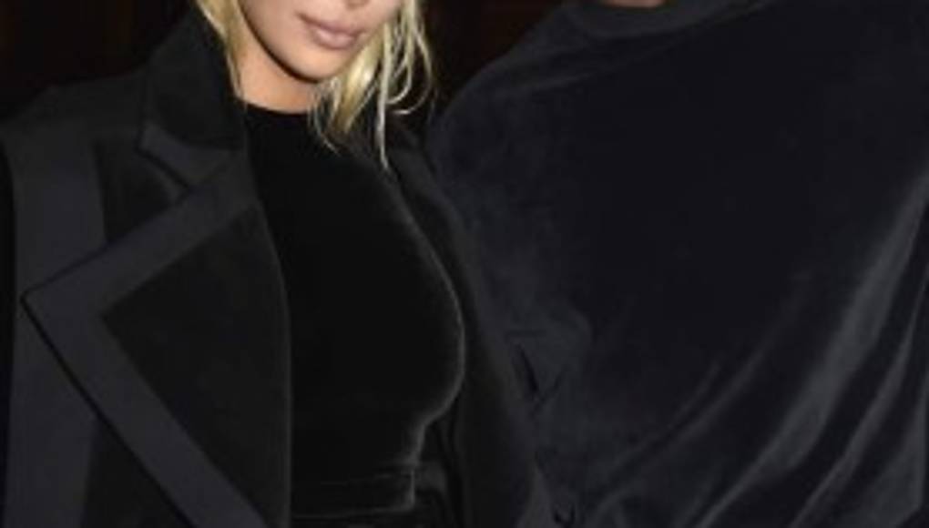Looks de Kim Kardashian la dejan al descubierto en París