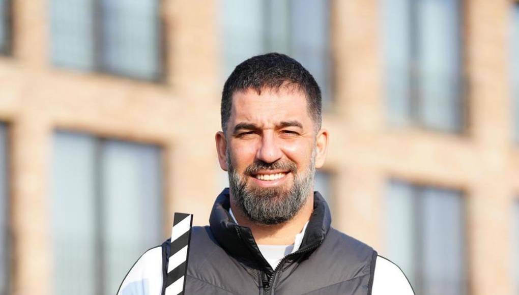 El exjugador turco del Barcelona y del Atlético de Madrid ha aceptado un año de cárcel y pagar 633.000 euros de multa por dos delitos de fraude fiscal con el IRPF en los ejercicios de 2015 y 2016, aunque no entrará en prisión al haberse acordado una suspensión de la pena durante dos años.