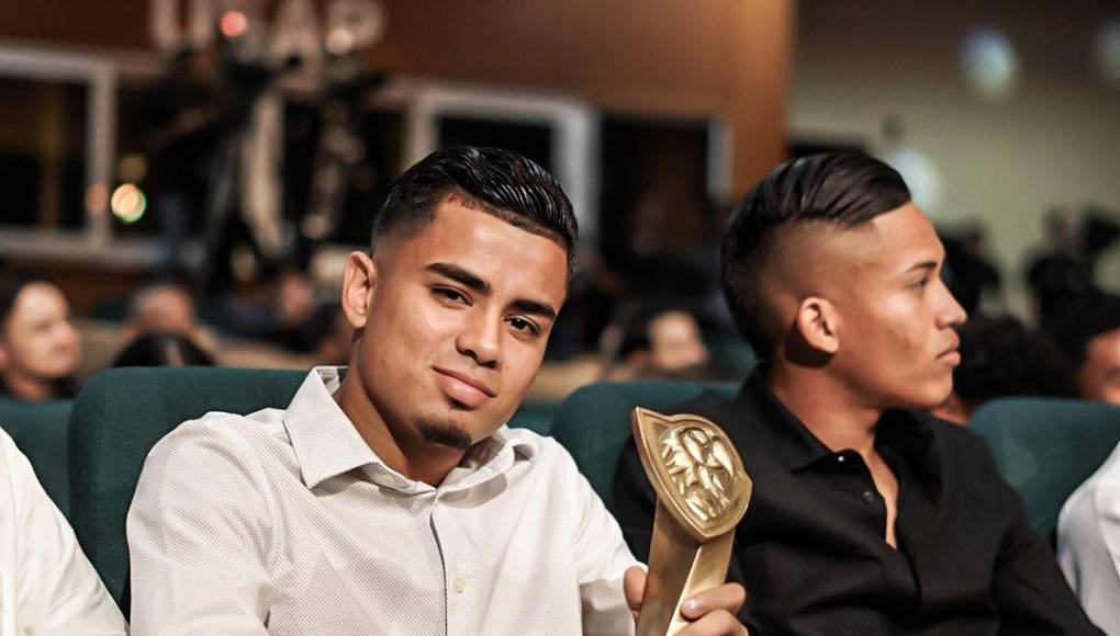 Isaac Castillo posando con su Premio MVP de la Liga Nacional de Honduras.