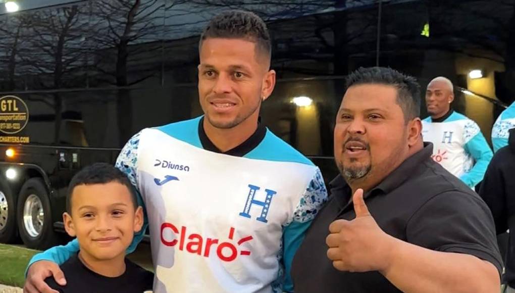 Marcelo Santos posando con estos seguidores de la selección hondureña.