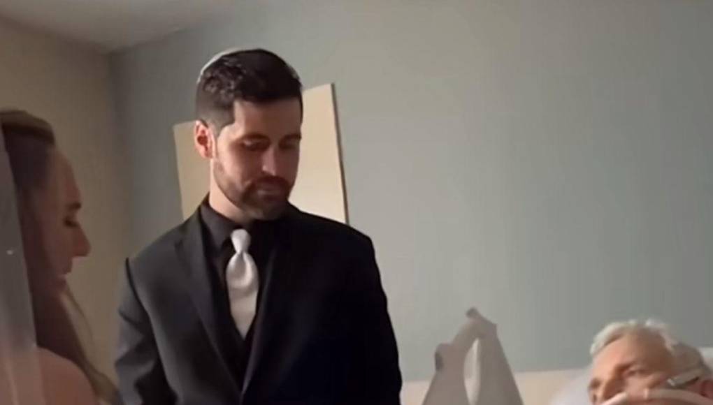 Siendo partícipes del momento nupcial, Elizabeth y su pareja se juraron amor eterno ante su padre agarrados de su mano y en sus últimos momentos de agonía.