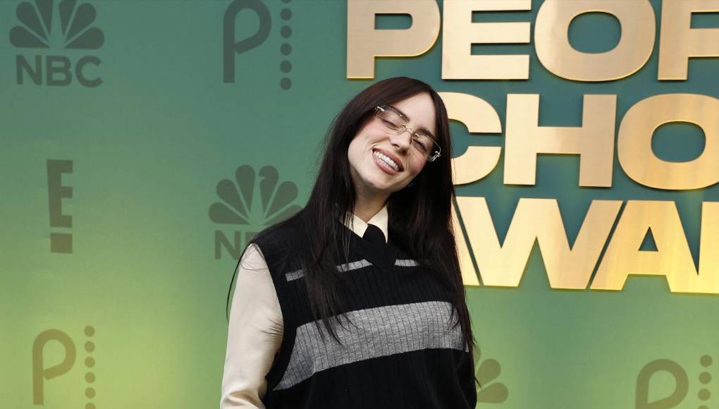 Al evento también asistieron otros famosos como la cantante Billie Eilish, quien se presentó con su característico estilo “aesthetic”.