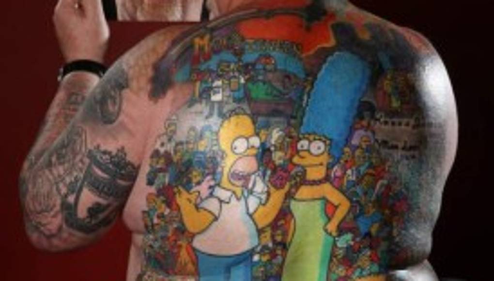 Hombre se tatúa a 'Los Simpsons'