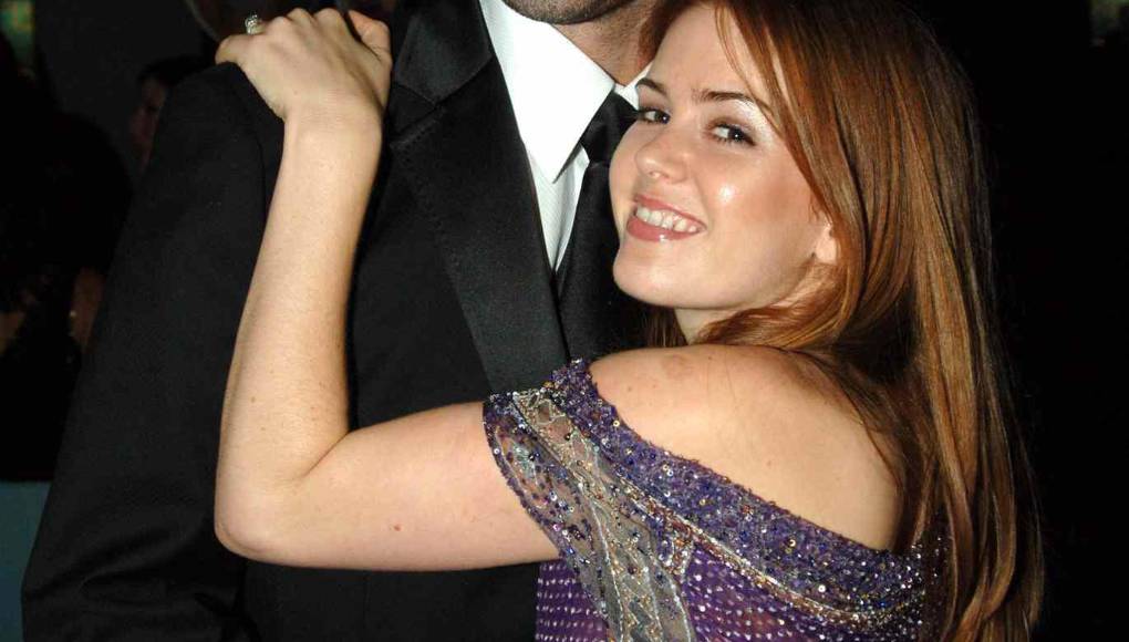 Después de algunos años de noviazgo, Cohen le pidió a Fisher que fuera su esposa en 2004. En preparación para su boda, Fisher se convirtió a la religión de Cohen, el judaísmo, a principios de 2007. Fisher le dijo al periódico británico Metro en 2009: “Me encanta el judaísmo, el hecho de que hay un énfasis tan grande en la familia y, para mí, la familia lo es todo. Somos bastante observadores, guardamos el Shabat, cenamos los viernes por la noche y celebramos las fiestas”. ... Realmente disfruto ser parte de esa comunidad judía”.