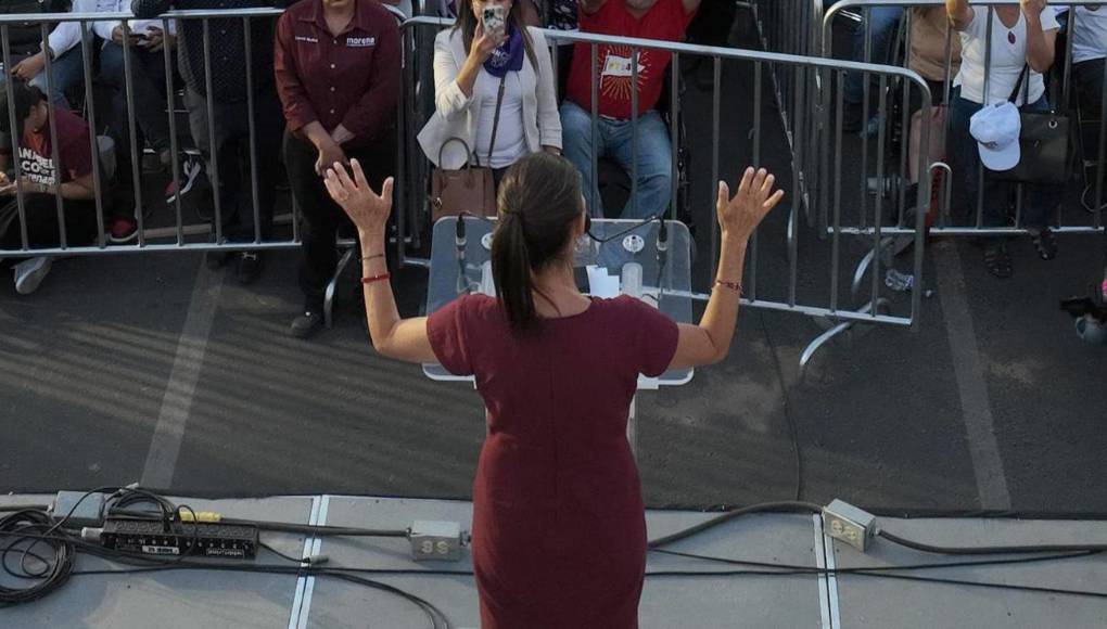 Como alcaldesa de un distrito de Ciudad de México, afrontó el derrumbe de un colegio durante el terremoto de 2017 que mató a 26 personas, incluidos 19 niños. Metódicamente, insistió en que irregularidades detectadas en la construcción no eran imputables a la alcaldía.
