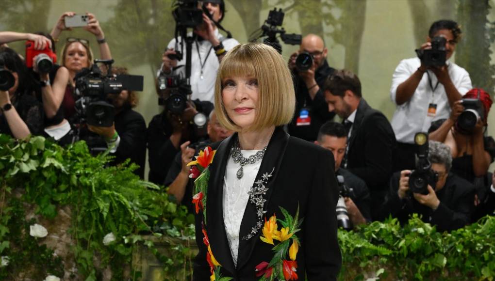 Anna Wintour, directora del museo y organizadora principal del evento, es captada durante su llegada a la Met Gala.