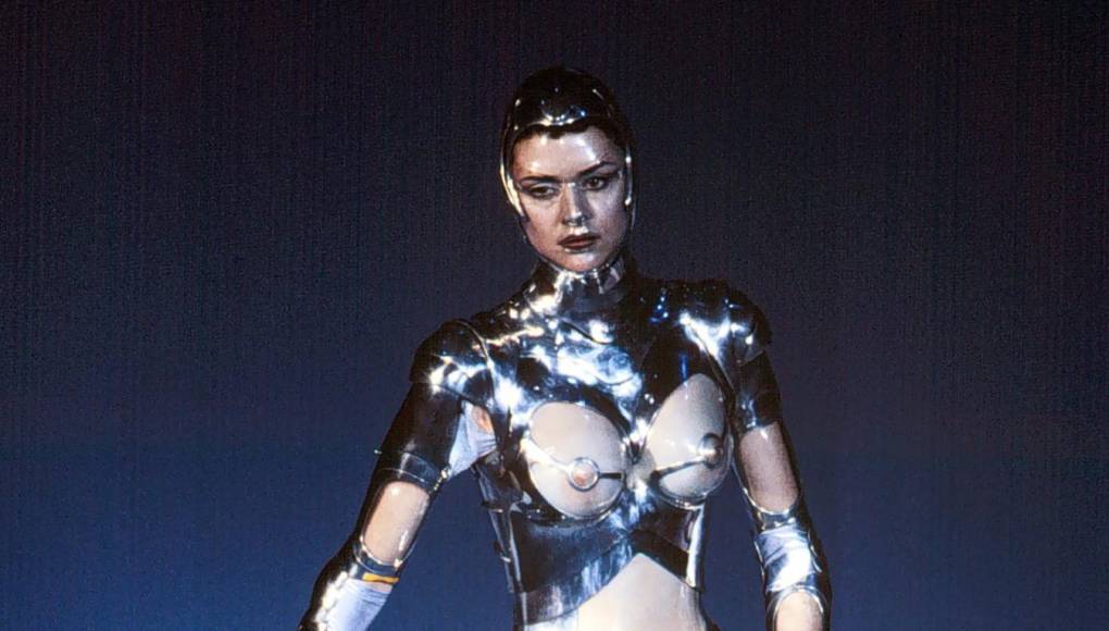 Presentado en la pasarela en 1995 durante el desfile del 25 aniversario de Mugler en París, el traje de robot se inspiró en el personaje Futura de la novela “Metropolis”, de Thea von Harbou, de 1925 y requirió seis meses de trabajo.
