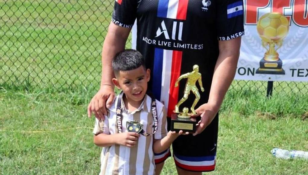 “Mi amigo insistió de ir a jugar y en unas tres semanas acepté, pero él no sabía que fui jugador profesional. Y un jueves fuimos a jugar a cancha sintética, ganamos con un 4-3 y yo metí esos cuatro goles (risas), quedaron encantados. Aquí juegan varios exjugadores como Boniek García y el Chino Discua, pero ya no quiero jugar. Sólo voy a potrear los sábados, pero el domingo uno va por dinero”, agrega.