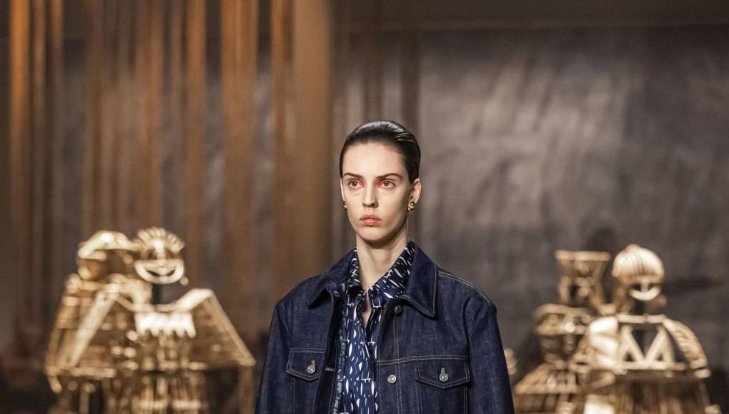 La firma también propone elegantes conjuntos con pantalones.