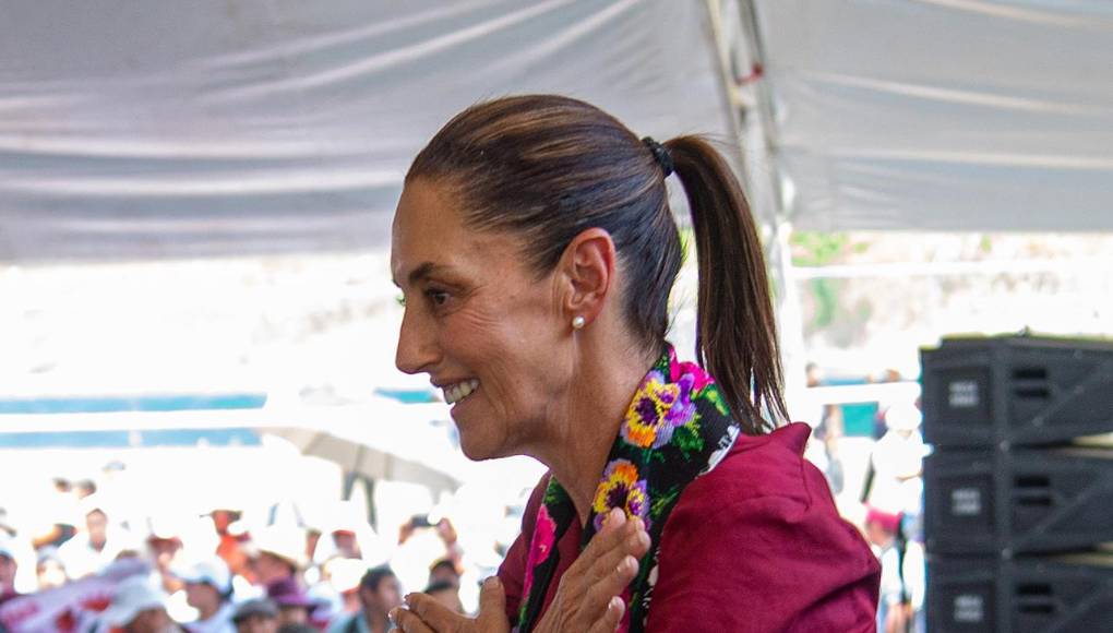 Inició su carrera política como secretaria de Medio Ambiente del Distrito Federal en el año 2000, cuando el ahora presidente, Andrés Manuel López Obrador, era jefe de Gobierno. 