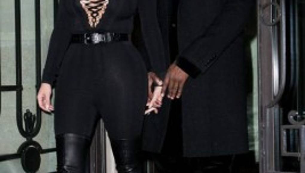 Looks de Kim Kardashian la dejan al descubierto en París