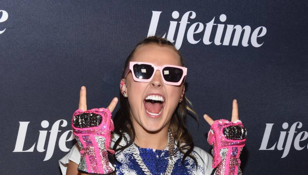 Jojo Siwa ha experimentado una transformación significativa desde que se declaró abiertamente gay en 2021 a la edad de 17 años, acción que le hizo perder miles de seguidores en sus cuentas de redes sociales y en YouTube. Pese a ello, Siwa siguió adelante con su carrera enfocándose en otro concepto, el de la inclusión. Con el tiempo ha estado vinculada sentimentalmente con varias personas.