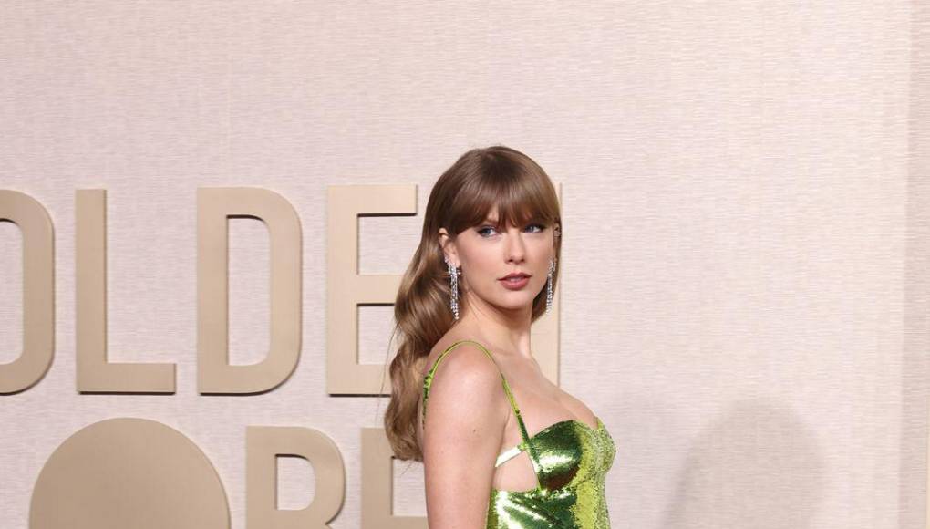 Taylor Swift asistió a la alfombra de los Golden Globes 2024 con un fabuloso vestido verde en tono metálico.