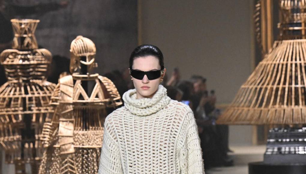 En el terreno de los complementos, las reinas son las botas planas y muy altas, así como las de poco tacón, también altas y con grandes aberturas en la parte posterior. Bolsos como el Lady Dior se recrean y continúan como “it bags”.