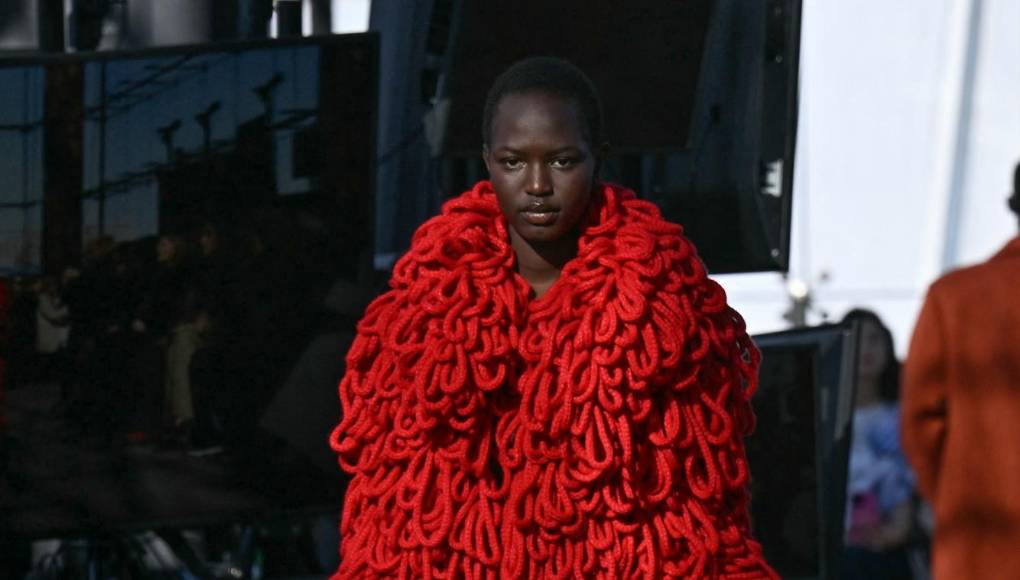 Este es uno de los vestidos como bolas de ganchillo que desfilaron en la pasarela.